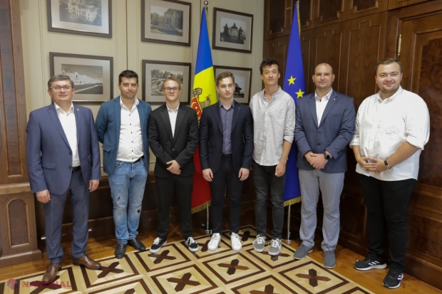 Echipa masculină de ȘAH a R. Moldova, care a obținut un rezultat ISTORIC la Olimpiada Mondială, primită la Parlament. Marele absent a fost președintele Federației de Șah, Igor Dodon, cercetat PENAL pentru îmbogățire ilicită și trădare de patrie