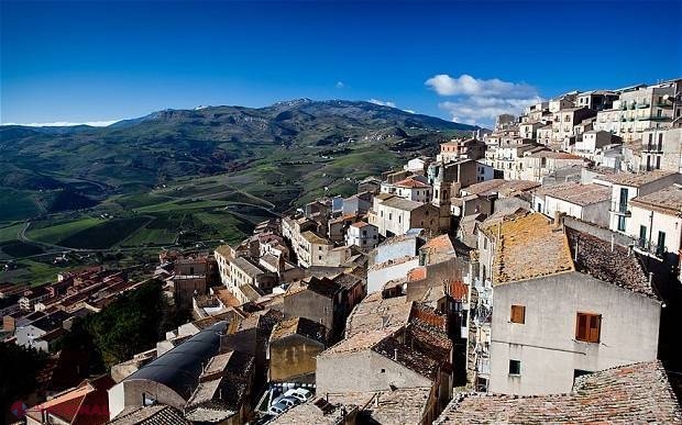 Satul din Italia unde Primăria oferă case GRATUIT
