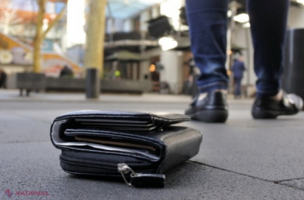 Poliția caută posesorul unui PORTMONEU plin cu bani, care a fost uitat pe o bancă din Parcul Afgan. Cine l-a pierdut trebuie să spună câți bani avea