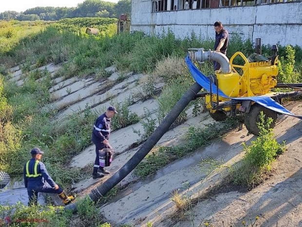 VIDEO // Pompierii încearcă să salveze de inundații peste o mie de hectare de culturi agricole la Ștefan Vodă