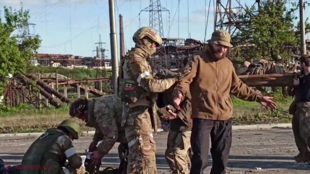VIDEO // Momentul în care ULTIMII luptători ucraineni părăsesc Mariupolul sub escorta armatei ruse. Au rezistat 80 de zile și ucrainenii speră să-i salveze printr-un schimb de prizonieri