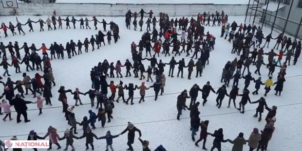 VIDEO // EMOȚIONANT: Elevii unei școli, prinși în Hora Unirii