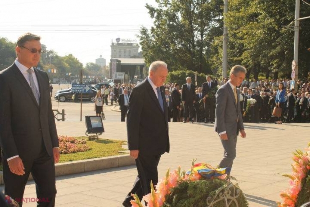 FOTO Ziua Independenței a început cu depuneri de flori