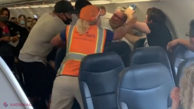 VIDEO // Bătaie în avion între pasageri, după ce unul dintre ei a refuzat să poarte mască