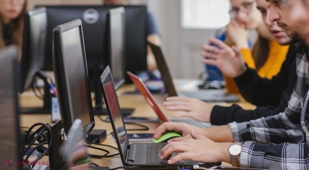 Chișinău: Ce a pățit un profesor care a luat câte 340 de dolari de la clienți pentru un curs IT, dar a lipsit nemotivat de la niște lecții