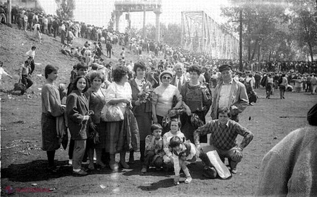 FOTO şi VIDEO DOCUMENT // 26 de ani de la „Podul de Flori”: 1 200 000 de români au trecut Prutul