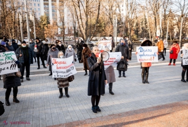 FOTO // Flashmob cu FACTURI la Președinție. Partidul „ȘOR” critică scumpirile fără precedent a gazelor: „Facturile pe care le primim ne îngrozesc. Nu doar pensionarii întâmpină mari dificultăți pentru a le achita