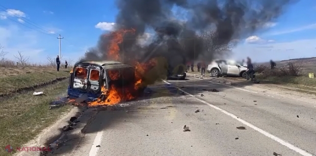 VIDEO // Accident cumplit în raionul Strășeni: Un automobil a luat foc în urma impactului și două persoane au ARS de vii