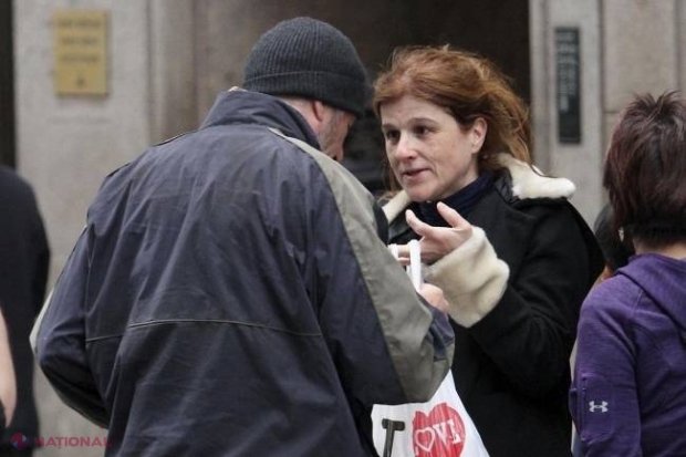 FOTO // I-a oferit o felie de pizza unui BOSCHETAR. A fost surprinsă când a aflat cine era bătrânul