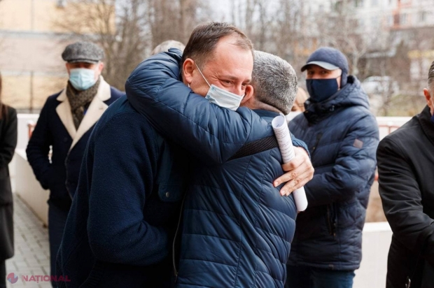 FOTO // Deputații Ulanov și Jardan au fost ELIBERAȚI din arest. Partidul „ȘOR” și Platforma „Pentru Moldova”: „Este un prim pas spre dovedirea nevinovăției lor. Decizia instanței arată cât de subțiri sunt învinuirile procurorilor”