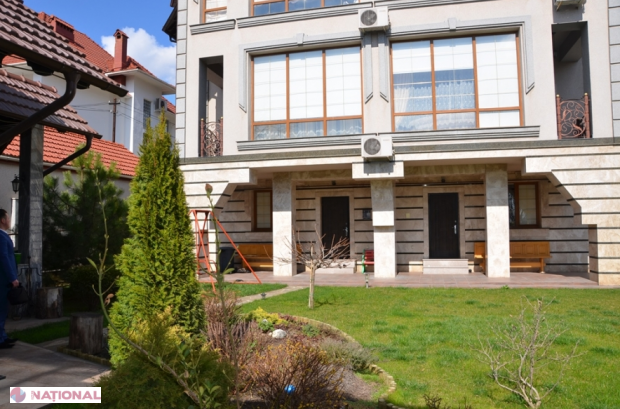 AURITĂ, lemn masiv și curte generoasă. Cum arată o casă din Chișinău de un MILION și JUMĂTATE de EURO, scoasă la vânzare 