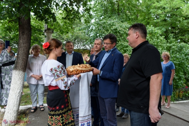 FOTO // Președintele CJ Iași, Costel Alexe, primit cu pâine și sare de socialistul Veaceslav Rusnac la Soroca: „Am rămas impresionat de cât de prezent este spiritul ROMÂNESC în Soroca… Suntem frați și drumul nostru este același”