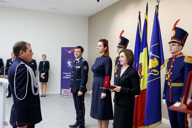 VIDEO // Președinta Maia Sandu, la ceremonia de decorare a numeroși oameni ai legii cu ocazia Zilei Poliției: „Evaluările arată că războiul ar putea dura. Trebuie să creștem încrederea societății în poliție”
