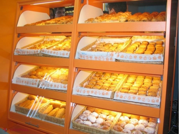 Produse de patiserie cu termenul de valabilitate EXPIRAT, în vânzare pe rafturile unui magazin din capitală