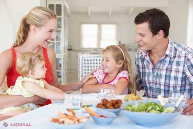 Copiii care mănâncă împreună cu părinţii au un risc mai mic de a deveni obezi