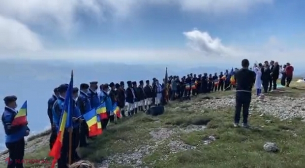 „Deșteaptă-te, române!”: IMNUL României, interpretat la peste 2 000 de metri altitudine, în apropierea Crucii Eroilor de pe Vârful Caraiman 