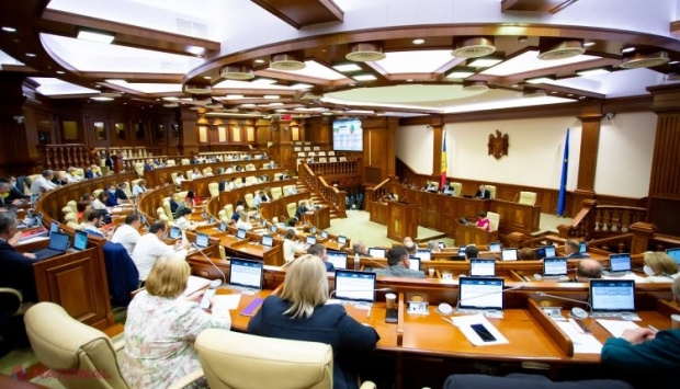 MODIFICĂRI la Codul Muncii: Funcționarii publici, EVALUAȚI semestrial, iar persoanele cu vârsta de peste 65 de ani NU vor mai putea deține funcții de conducere