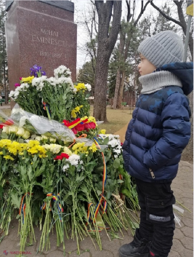 FOTO // Cu flori, în centrul Chișinăului: „Noi, basarabenii, suntem o mână de oameni, ne strângem în jurul lui Eminescu, fiindcă el este chintesența vieții noastre”