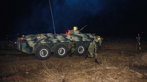 FOTO // Demonstrație de FORȚĂ în stânga Nistrului, pe fundalul crizei de securitate fără precedent provocată de Rusia în Ucraina. Militarii trupelor separatiste din Transnistria s-au ACTIVIZAT și au simulat ATACURI pe timp de noapte
