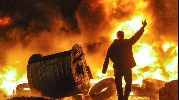 Proteste VIOLENTE la Kiev! Manifestanţii aruncă petarde şi cocktailuri Molotov prin geamurile Radei Supreme 