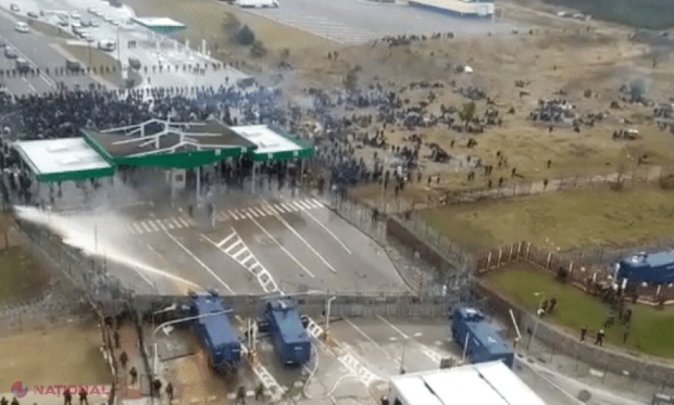 VIDEO // Migranții aduși de regimul Lukașenko la granița cu Polonia au luat cu asalt punctul de trecere Kuznița. Forțele de ordine poloneze au folosit tunuri cu apă și gaze lacrimogene