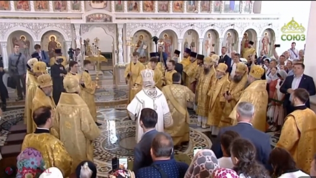 VIDEO // Patriarhul Kirill, cel care SPRIJINĂ războiul început de Putin în Ucraina, a CAZUT pe podeaua de marmură a unei biserici
