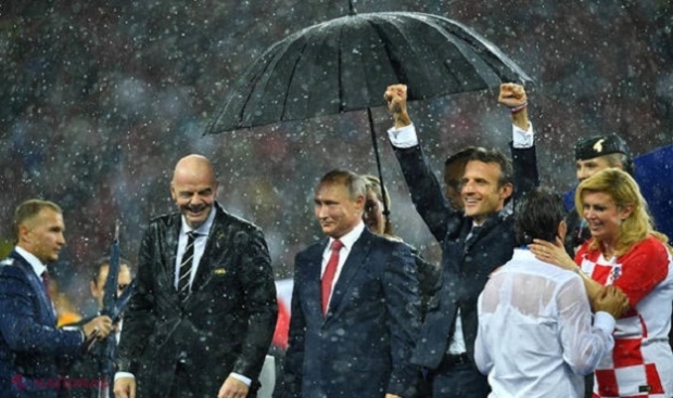 Putin, RIDICULIZAT fără milă pe Twitter, după ce s-a adăpostit singur sub umbrelă la ceremonia de închidere a Campionatului Mondial de Fotbal