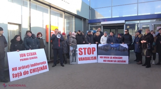 VIDEO // Protest matinal la Chișinău: Comercianții de la Gara Auto din centrul capitalei susțin că sunt INTIMIDAȚI și presați să renunțe la spațiile pe care le arendează în preajmă