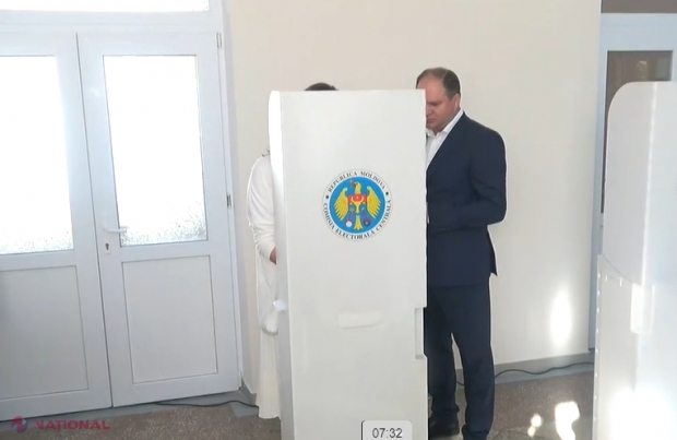 VIDEO // Ion Ceban, ÎNCORDAT la secția de vot. Actualul edil s-a uitat cum a votat soția sa și a evitat să spună dacă pe 24 februarie 2022, atunci când Putin a declanșat RĂZBOIUL sângeros împotriva Ucrainei, se afla sau nu la Moscova