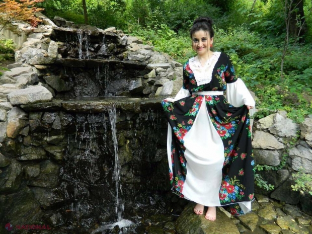 FOTO // Cât de mult seamănă o interpretă autohtonă cu mama sa. Nu a văzut-o de 15 ani!