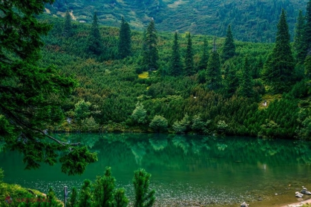 „Lacul fără fund”, una dintre MINUNĂȚIILE României, stă ascuns între munți. Știți unde e?