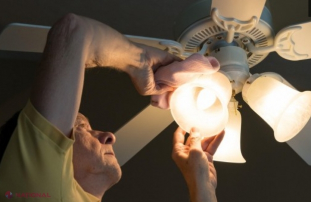 Praful depus pe lustre şi becuri se vede în factura la curent. SFATURI practice pentru economisirea energiei electrice