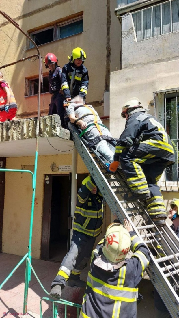FOTO // Un bărbat a căzut de la etajul șase pe copertina de la intrarea unui bloc de locuit de la Ciocana: A fost nevoie de intervenția salvatorilor pentru a-l coborî și a-l transporta de urgență la spital